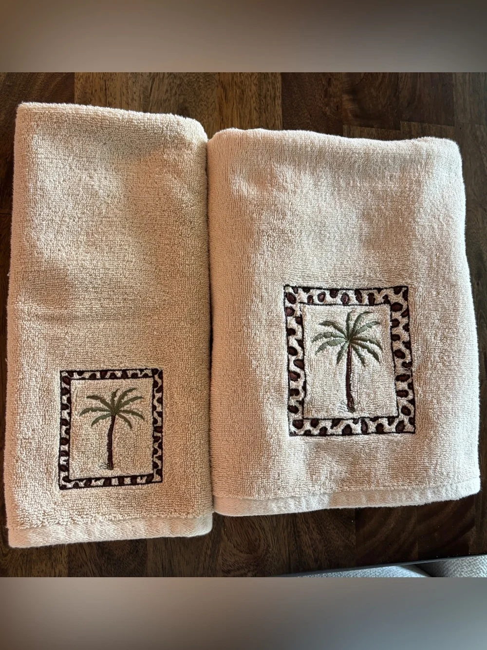 Avanti EMB Palm Tree Terry Towel Set Beige Tropical Animal Print Border Set of 2